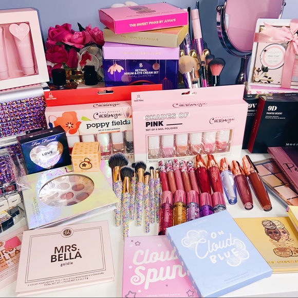 MAKEUP - Picture 3 of 9